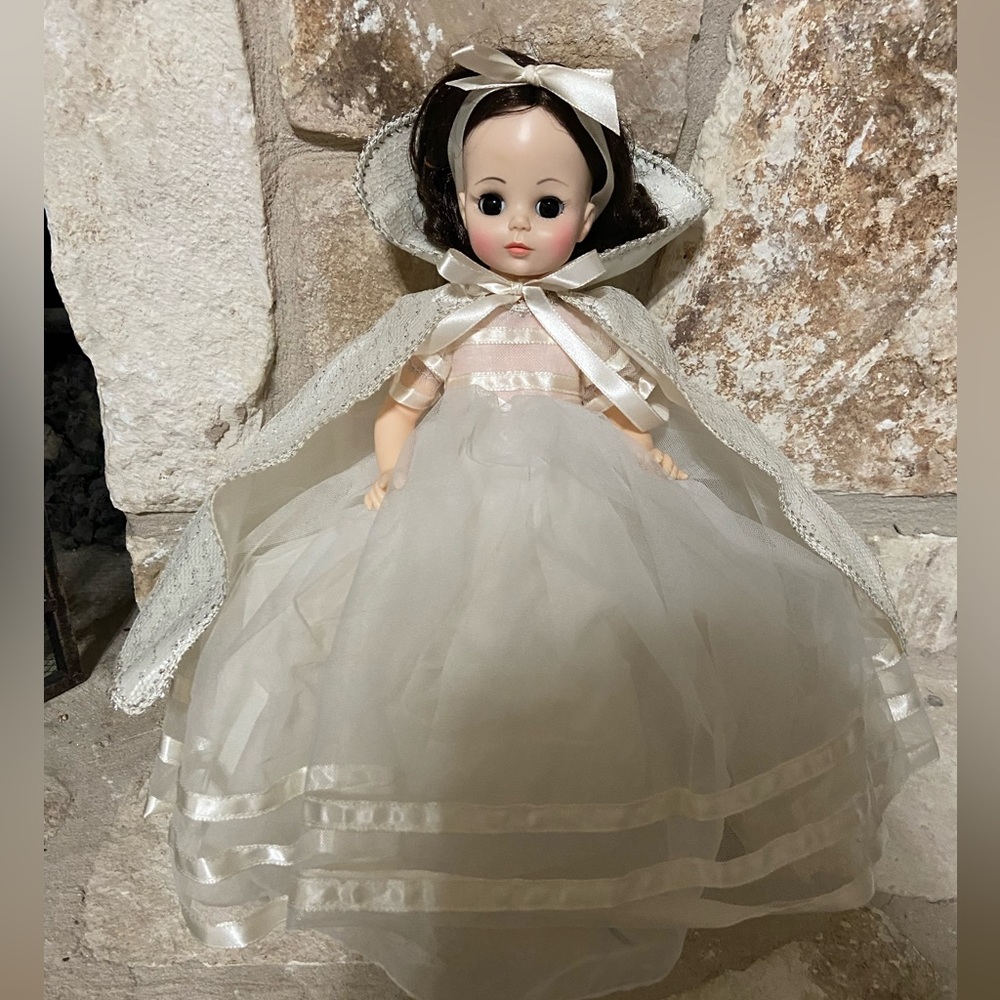 Vintage SNOW WHITE Madame Alexander 1555. Original box. About 13”